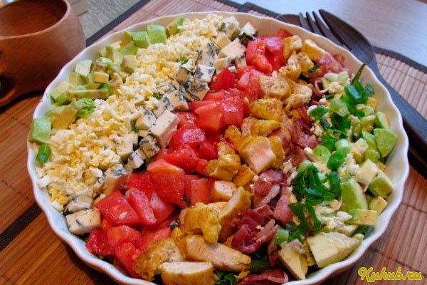 разноцветный, кобб-салат, бекон