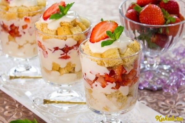 десерт, бисквитом, клубникой