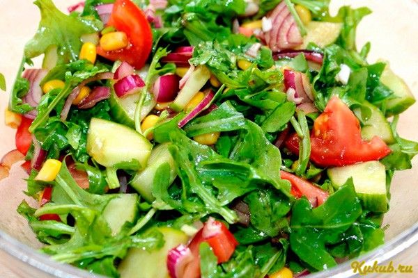 салат, рукколой, кукурузой