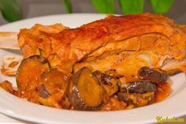 телятина, баклажанами