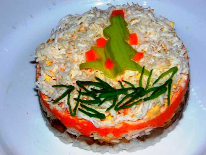 Новогодний салат с жареными грибами
