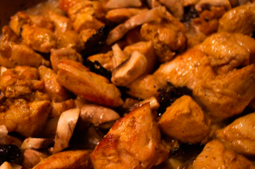 Ароматная курица с черносливом и шампиньонами